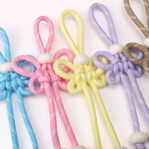 Llavero de lazo de paracord hecho a mano en cinco colores con lunares y cuentas