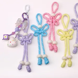 Llaveros de mariposa hechos a mano con cordón paracord y cuentas de colores decorativas