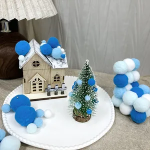 Dettaglio di pompon in peluche blu e bianchi per decorazioni di case in miniatura DIY