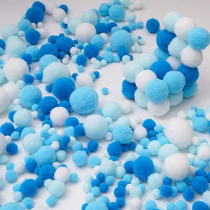 Pompon blu e bianchi per l'artigianato fai-da-te e decorazioni creative fatte a mano
