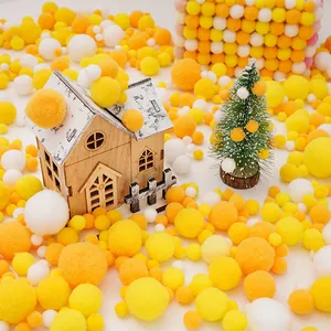 Mix di pompon colorati in peluche per fai da te su display in legno decorativo
