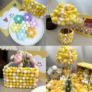 Set fai-da-te di pompon gialli in peluche per creazioni creative e decorazioni