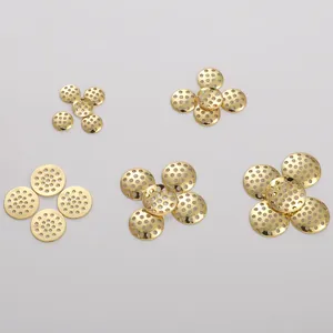 Vue détaillée de disques métalliques perforés ronds plaqués or 14K pour la création de bijoux