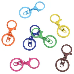 Détail de sept fermoirs mousquetons colorés et anneaux de clés pour la création de bijoux