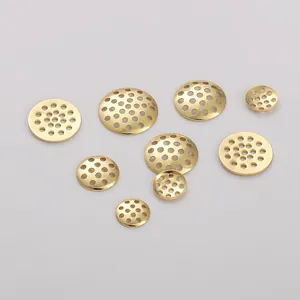 Détail macro du support disque maillé plaqué or 14K pour la création de bijoux DIY