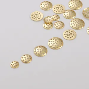 Gros plan de plaques rondes creuses dorées pour bijoux DIY et artisanat en tailles variées