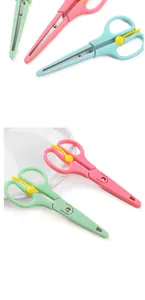 Dettaglio macro di forbici di sicurezza per bambini con cappucci e manici a molla colorati