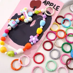Dettaglio macro di fibbie ad anello a C colorate e kit di accessori fai-da-te con perline