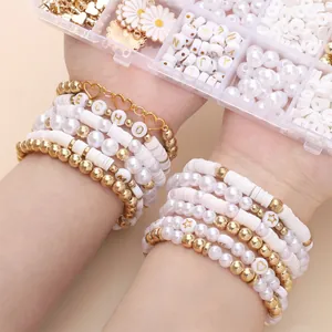 Kit gioielli fai-da-te con perle, ciondoli d'oro, perline heishi e bracciali con lettere