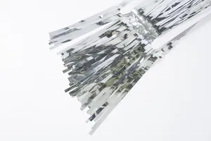 Dettaglio di tende a frange in lamina d'argento metallizzato con trama riflettente
