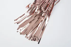 Dettaglio ravvicinato della tenda a frange metalliche oro rosa per decorazioni di feste