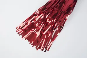 Dettaglio di strisce metalliche rosso scuro per decorazione a frange di festa