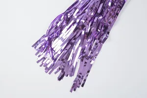 Dettaglio della tenda di frange viola metallizzato per decorazioni di feste