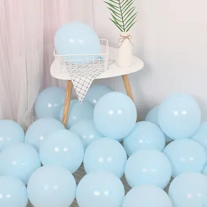 Vista de globos de látex azul macaron pastel para decoración elegante de bodas y fiestas