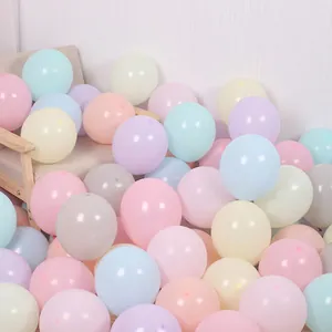 Set de globos macaron de colores en rosa y azul pastel en una silla para decoración