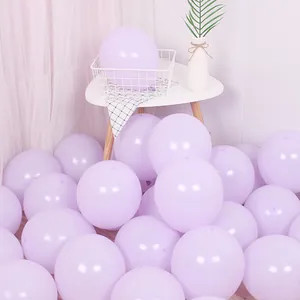 Detalle macro de globos de látex macaron violeta pálido mate para decoraciones de boda y fiesta