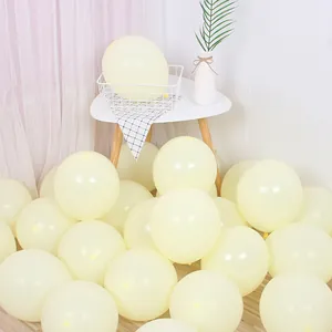 Globos de látex color amarillo macaron pastel en el suelo para decoración de bodas y fiestas