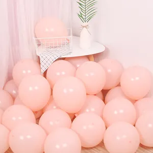 Globos de látex macaron rosa pastel en suelo de madera para decoración de fiestas