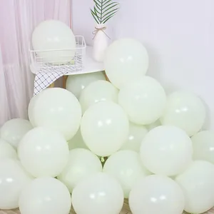 Primer plano de globos de látex macaron verde menta apilados con acabado brillante y nudo