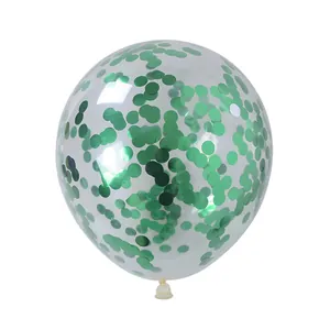 Detalle de un globo de látex transparente de 12 pulgadas con confeti verde brillante