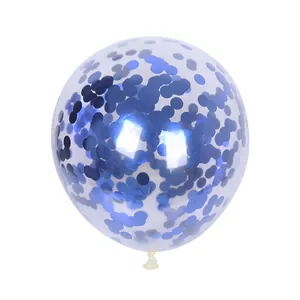 Detalle de un globo de látex transparente de 12 pulgadas lleno de confeti azul redondo