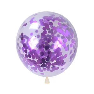 Primer plano de globo transparente de 12 pulgadas con lentejuelas redondas moradas