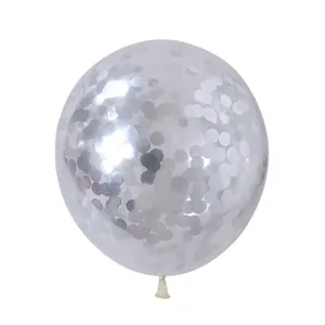 Primer plano de globo transparente de 12 pulgadas con confeti redondo plateado de fiesta