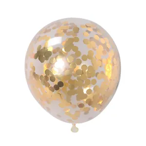 Primer plano de un globo de látex transparente de 12 pulgadas con confeti dorado redondo