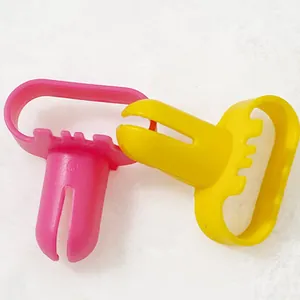 Strumenti manuali per annodare palloncini in plastica gialla e rosa per decorazioni feste