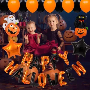 Niños en fiesta de Halloween con globos naranjas y negros y decoraciones de globos de calabaza