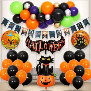Detalle del set de globos de Halloween con letras de murciélago negro y globos de gato calabaza