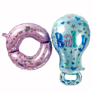 Détail de ballons en aluminium hochet bleu et anneau violet avec motifs cœurs et étoiles
