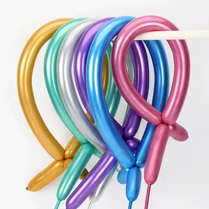 Vista dettagliata di palloncini modellabili cromati metallizzati in oro argento e viola