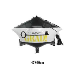 Détail du ballon de fin d'études avec texte Congrats GRAD et pompon noir décoratif