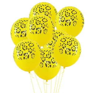 Primer plano de globos de látex amarillos con estampado de leopardo para fiestas de selva