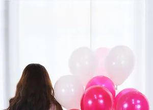 Gros plan de ballons épais en latex nacré rose et blanc pour décoration de fête