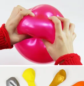 Gros plan de ballons épais en latex perlé de 12 pouces avec grande élasticité et durabilité