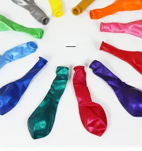 Vue à plat de ballons en latex nacrés de 12 pouces non gonflés en couleurs métalliques