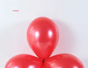 Détail de ballons nacrés rouges de 12 pouces au fini métallique pour décorations