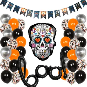 Makroansicht von Halloween-Deko-Set mit Totenkopf-Folienballon und BOO-Buchstabenballons