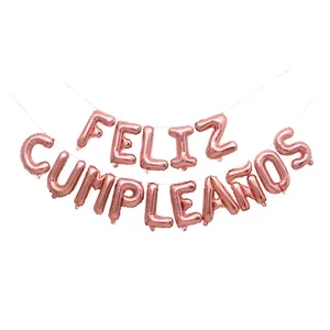 Dettaglio dei palloncini in alluminio oro rosa FELIZ CUMPLEAÑOS con riflesso metallico