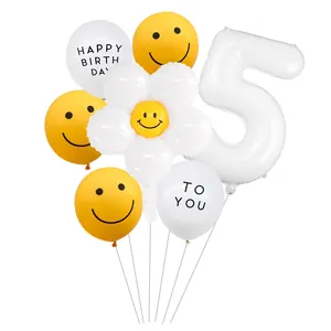 Détail du kit ballons d'anniversaire avec marguerite et ballon chiffre 5 blanc
