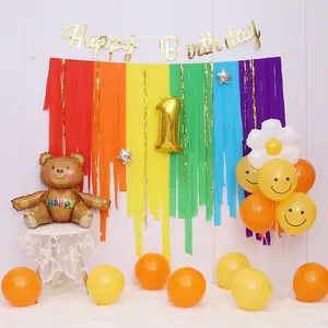 Guirlandes arc-en-ciel avec ballons ours doré et marguerite pour décor de 1er anniversaire