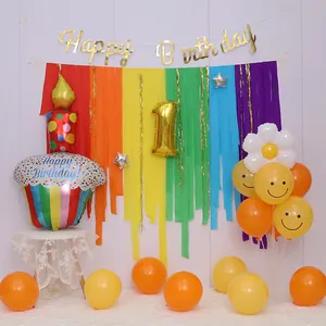 Détail du kit 1er anniversaire avec ballon chiffre doré et rideau à franges coloré
