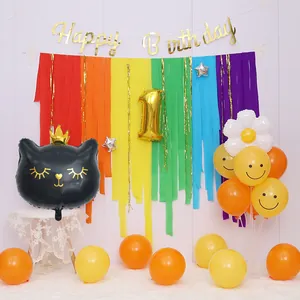 Rideau arc-en-ciel avec bannière dorée Happy Birthday et ballon chat pour fête d'enfants