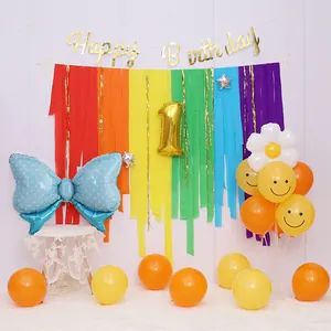 Kit décoration anniversaire arc-en-ciel avec rideau à franges, bannière dorée et ballons