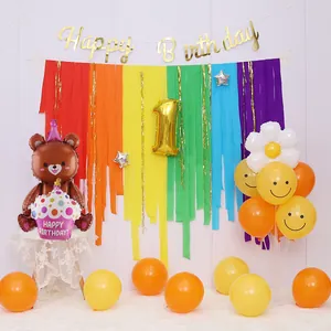 Toile de fond arc-en-ciel en papier crépon et ballons pour premier anniversaire