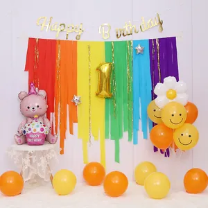 Décorations de premier anniversaire thème arc-en-ciel avec rideau à franges et ballons