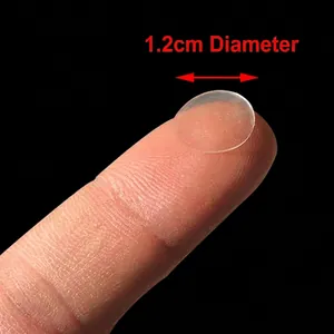 Nastri biadesivi trasparenti in nano gel da 1,2 cm di diametro mostrati sulla punta del dito