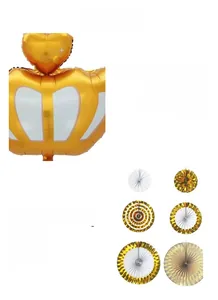 Detail von goldenem Kronen-Folienballon und Deko-Papierfächern mit Goldstreifen und Punkten